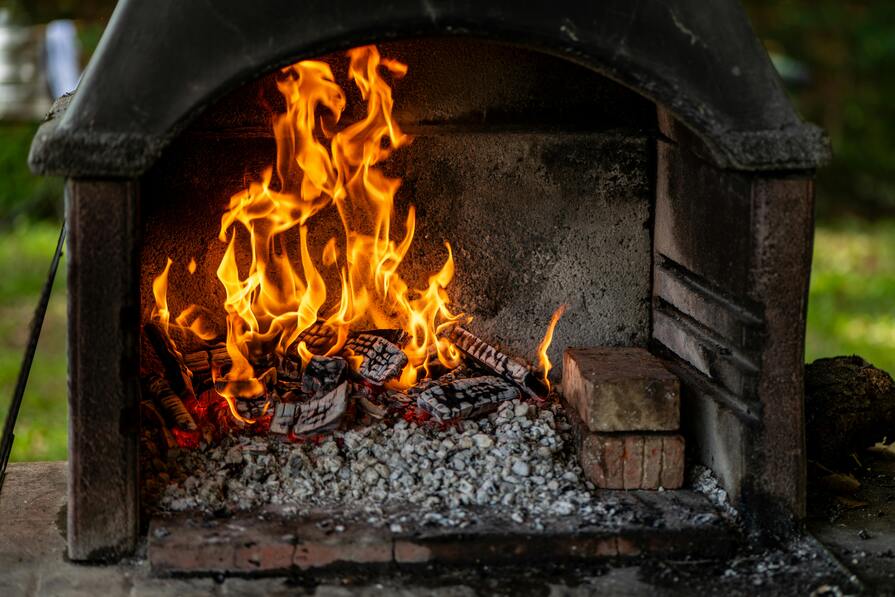 Outdoorkamin mit brennendem Feuer